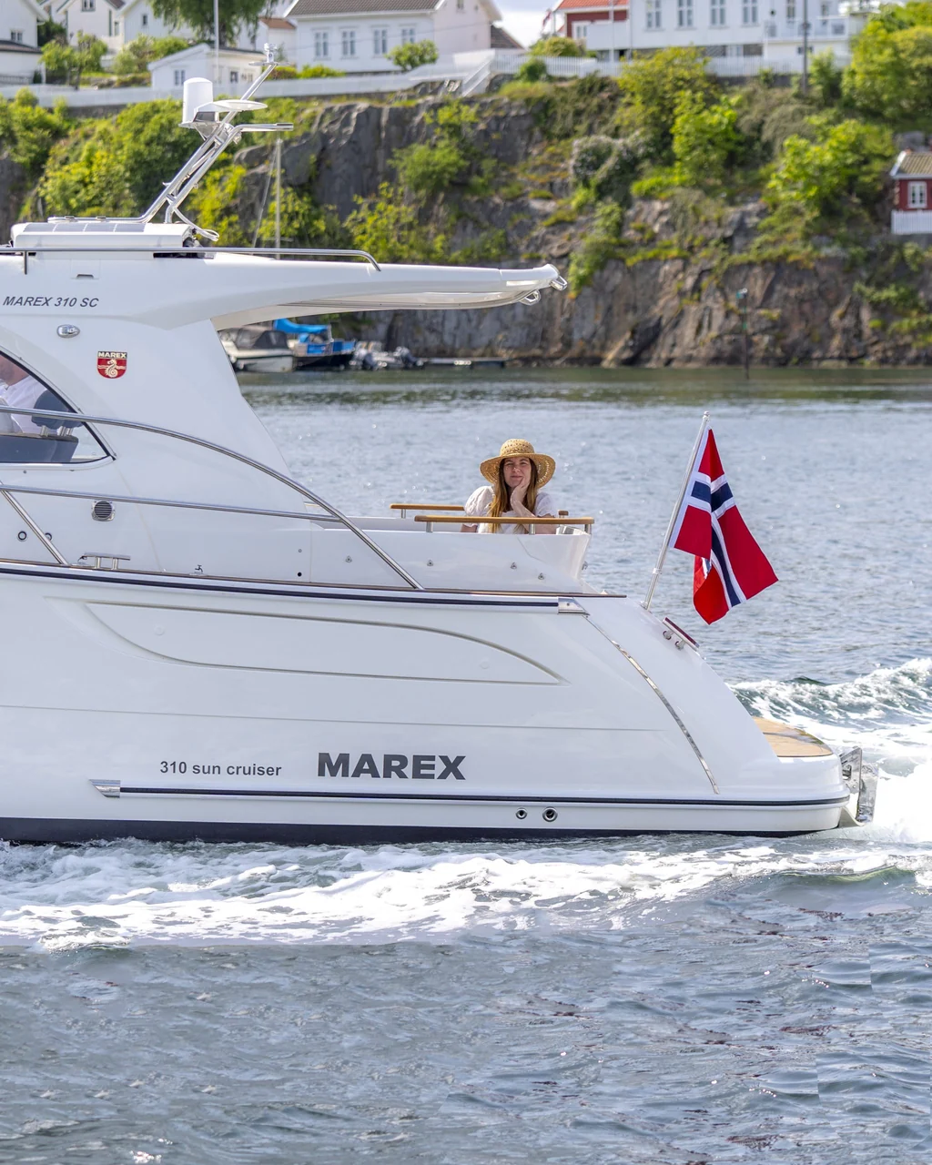 MAREX 310 Sun Cruiser exterior and deck photograph 33