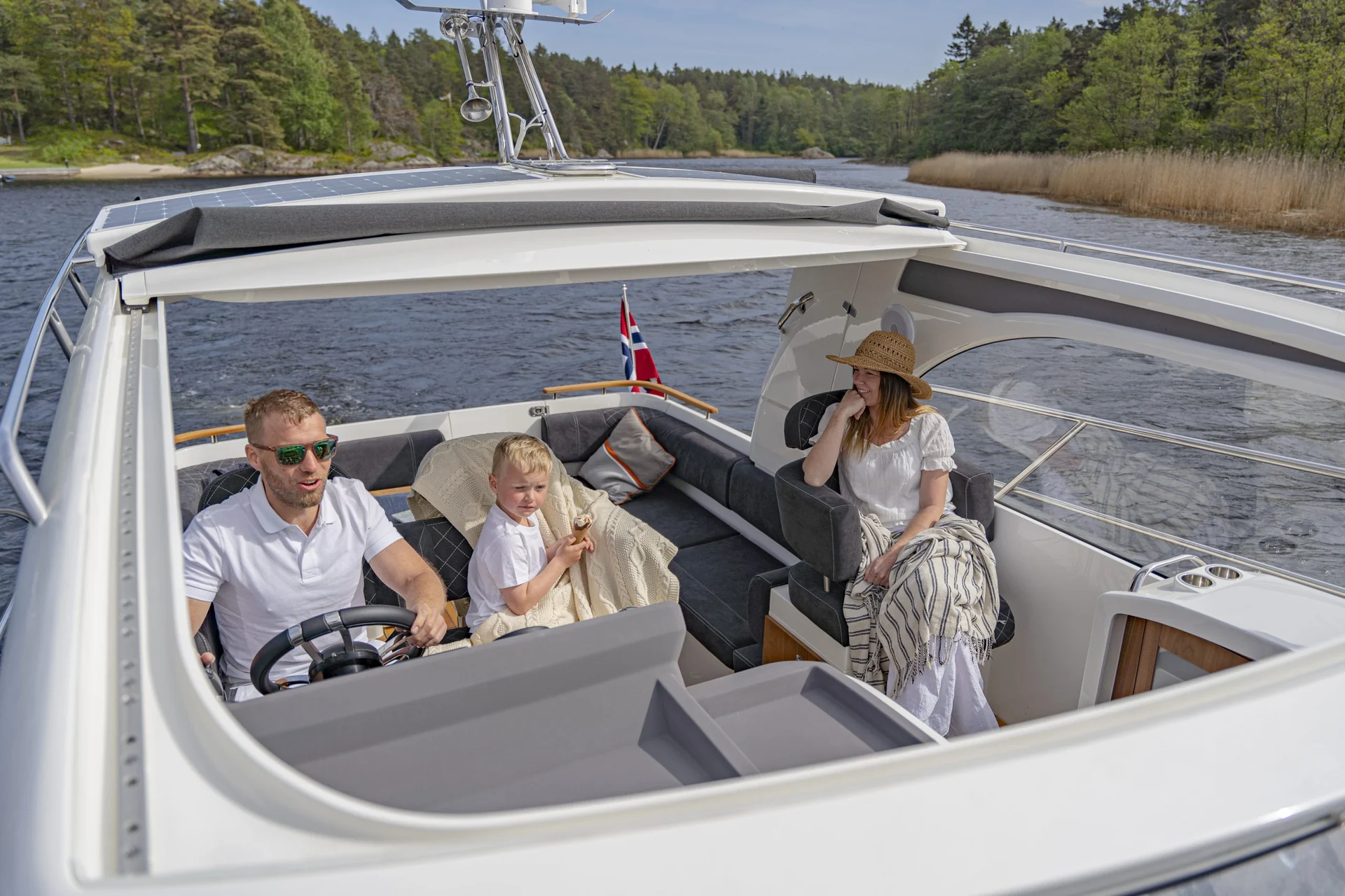 MAREX 310 versatile social cockpit Exceptionally versatile cockpit