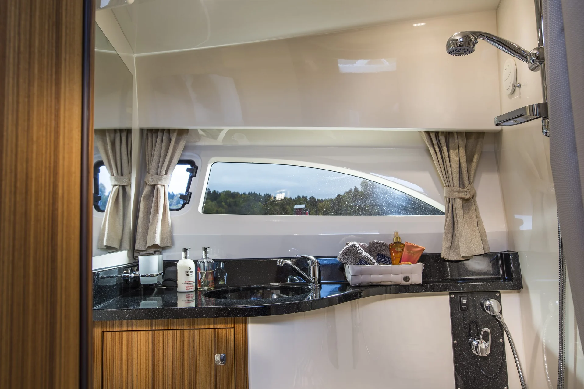 MAREX 310 Sun Cruiser cabin and interior photograph 40