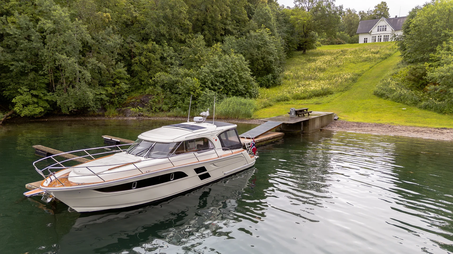 MAREX 375 exterior photograph 6