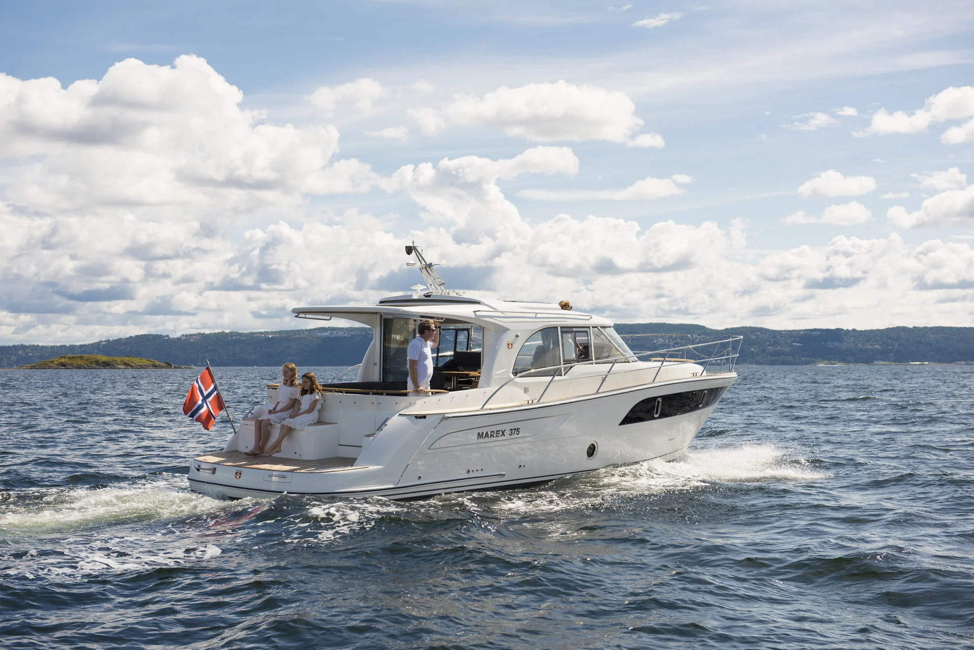 MAREX 375 exterior photograph 8