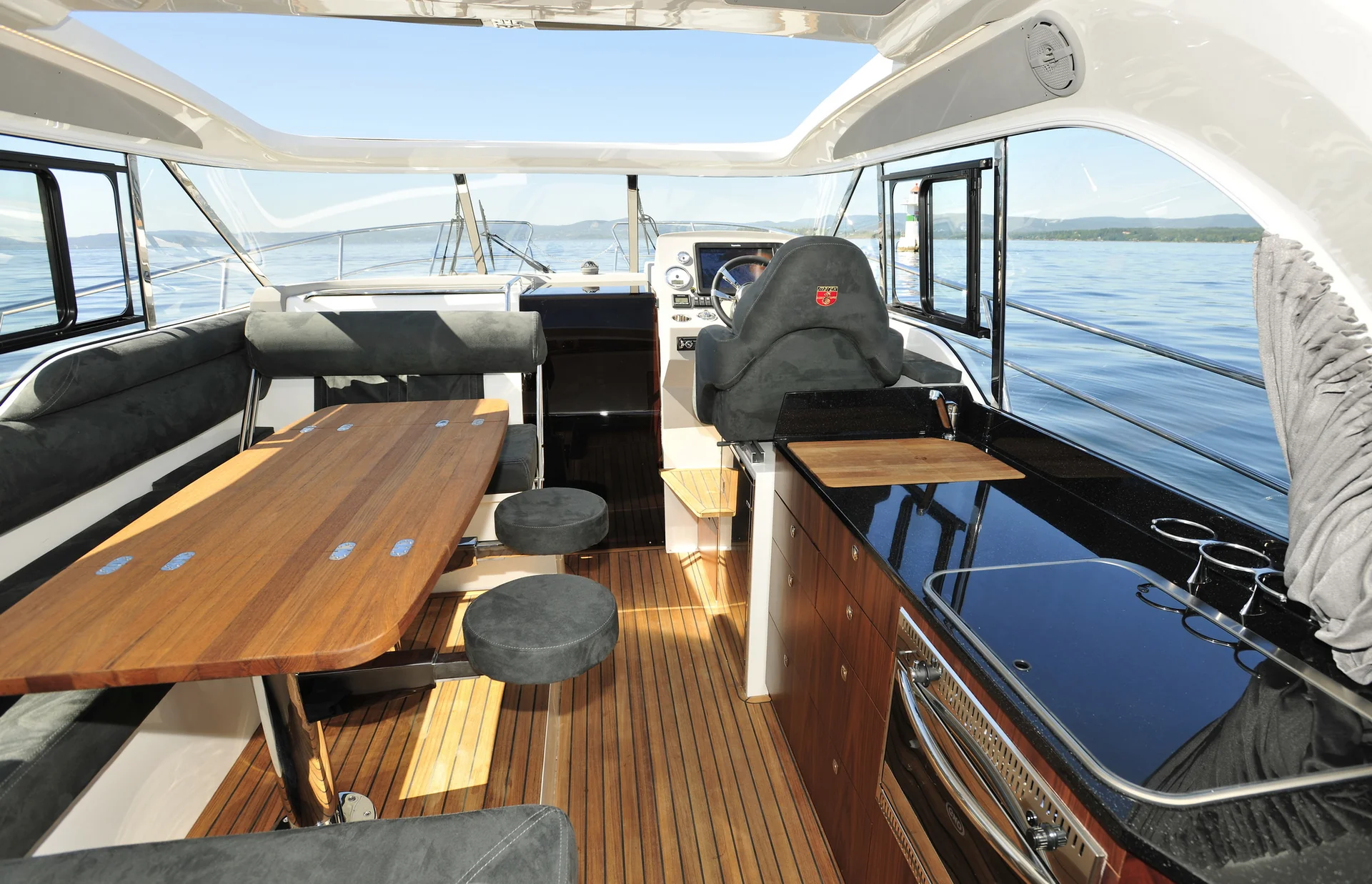 MAREX 375 interior photograph 37
