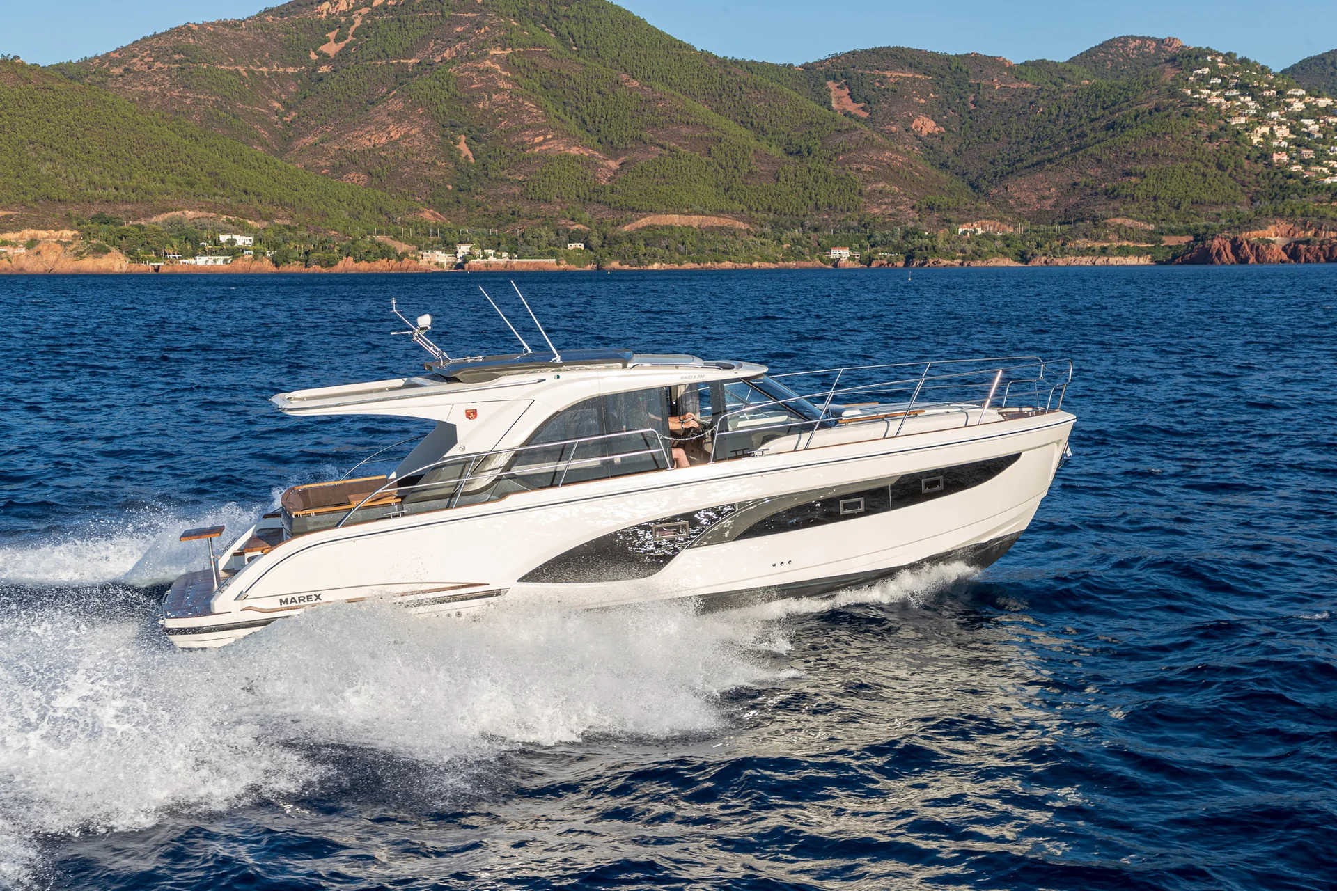 MAREX 390 Safe deck circulation
