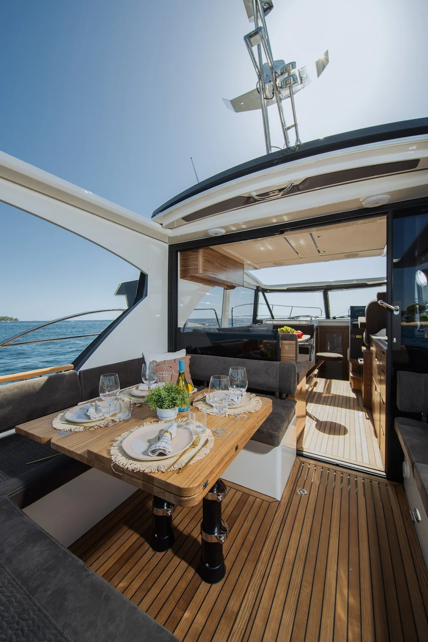 MAREX 390 interior photograph 16