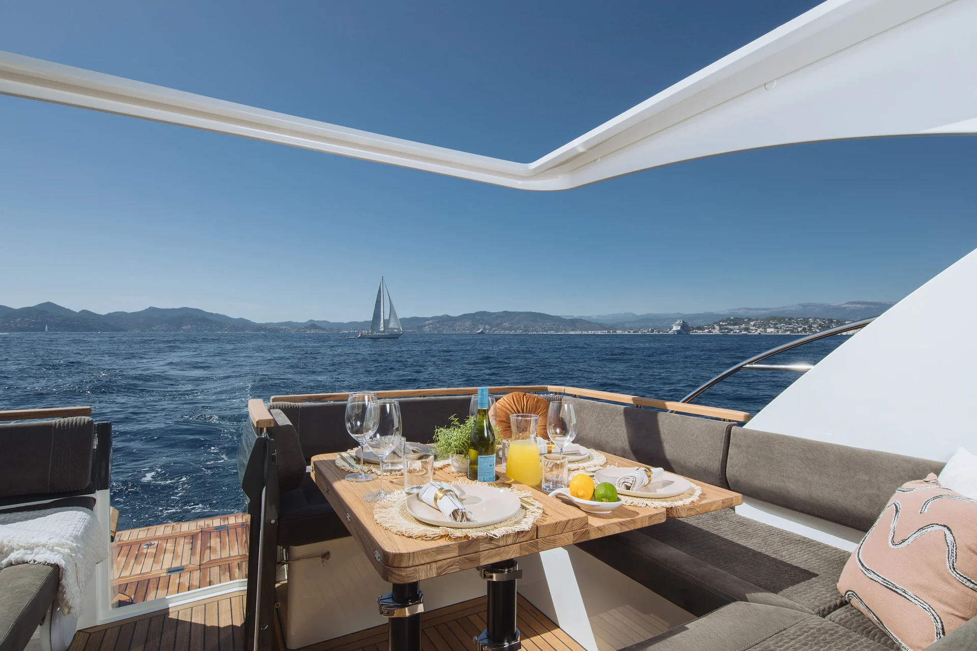 MAREX 390 interior photograph 17