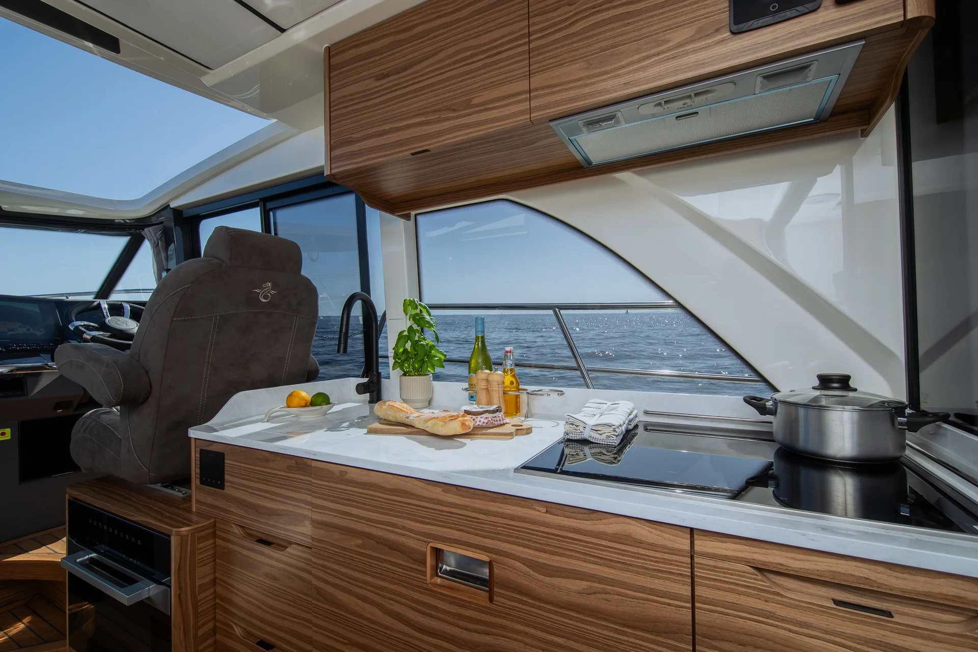 MAREX 390 Modern family galley