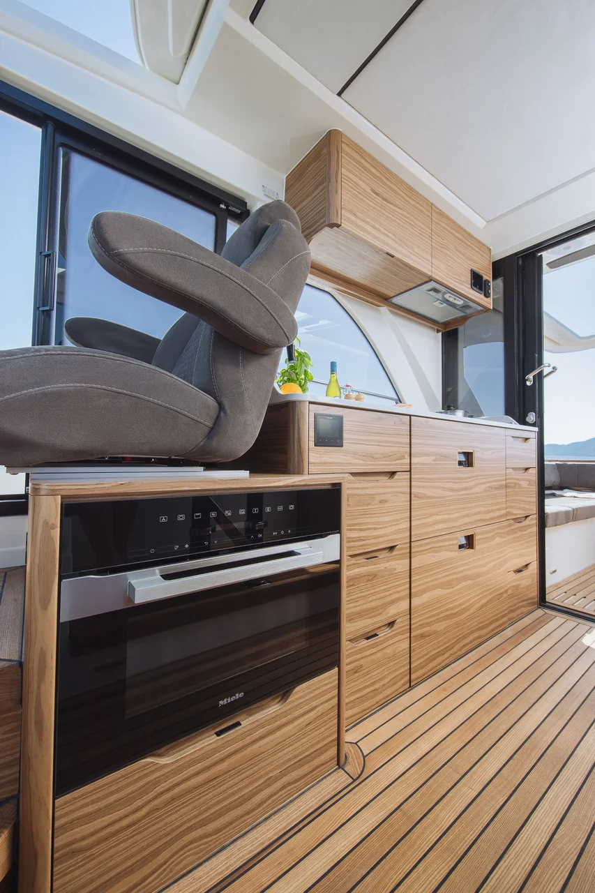 MAREX 390 interior photograph 22