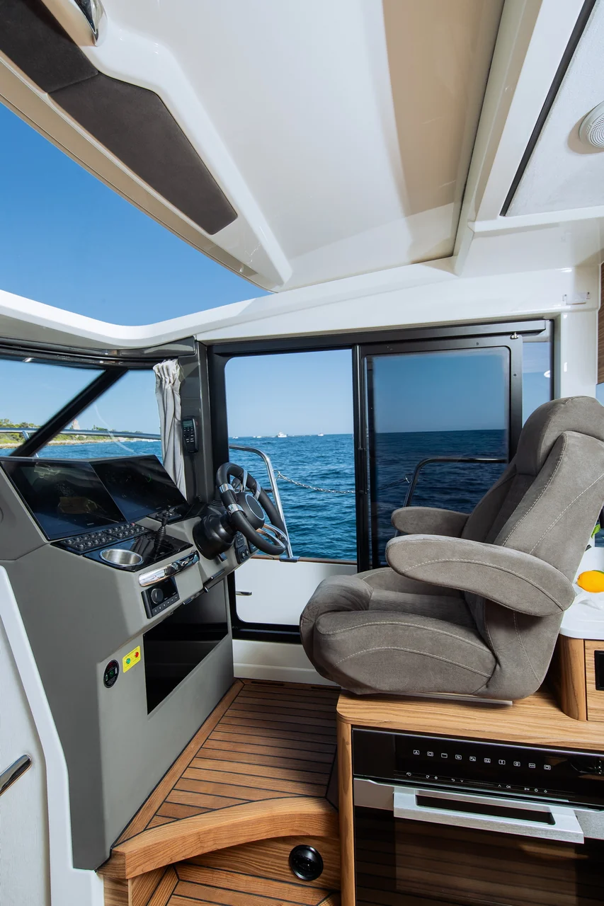 MAREX 390 Signature pilot door