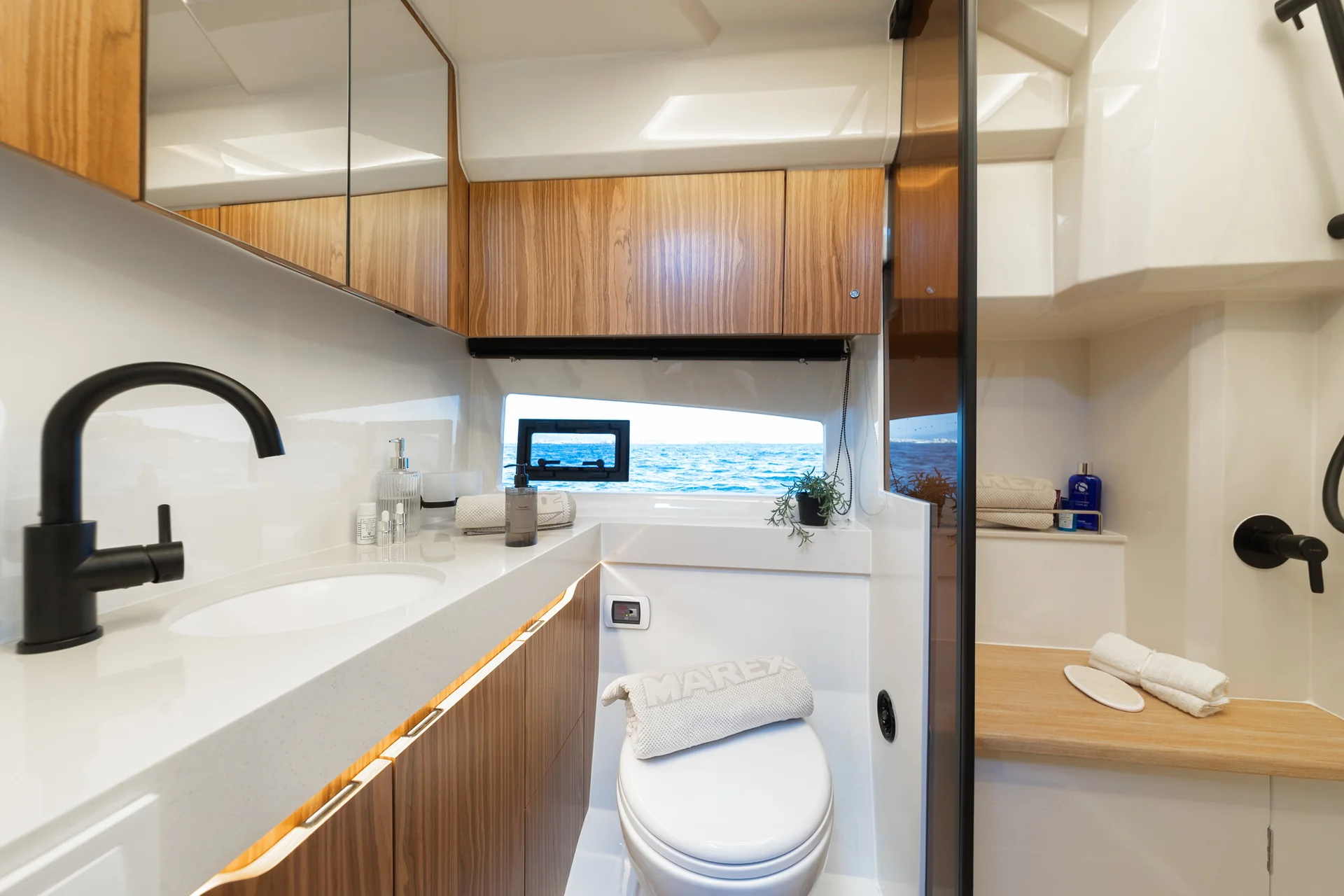 MAREX 390 interior photograph 28