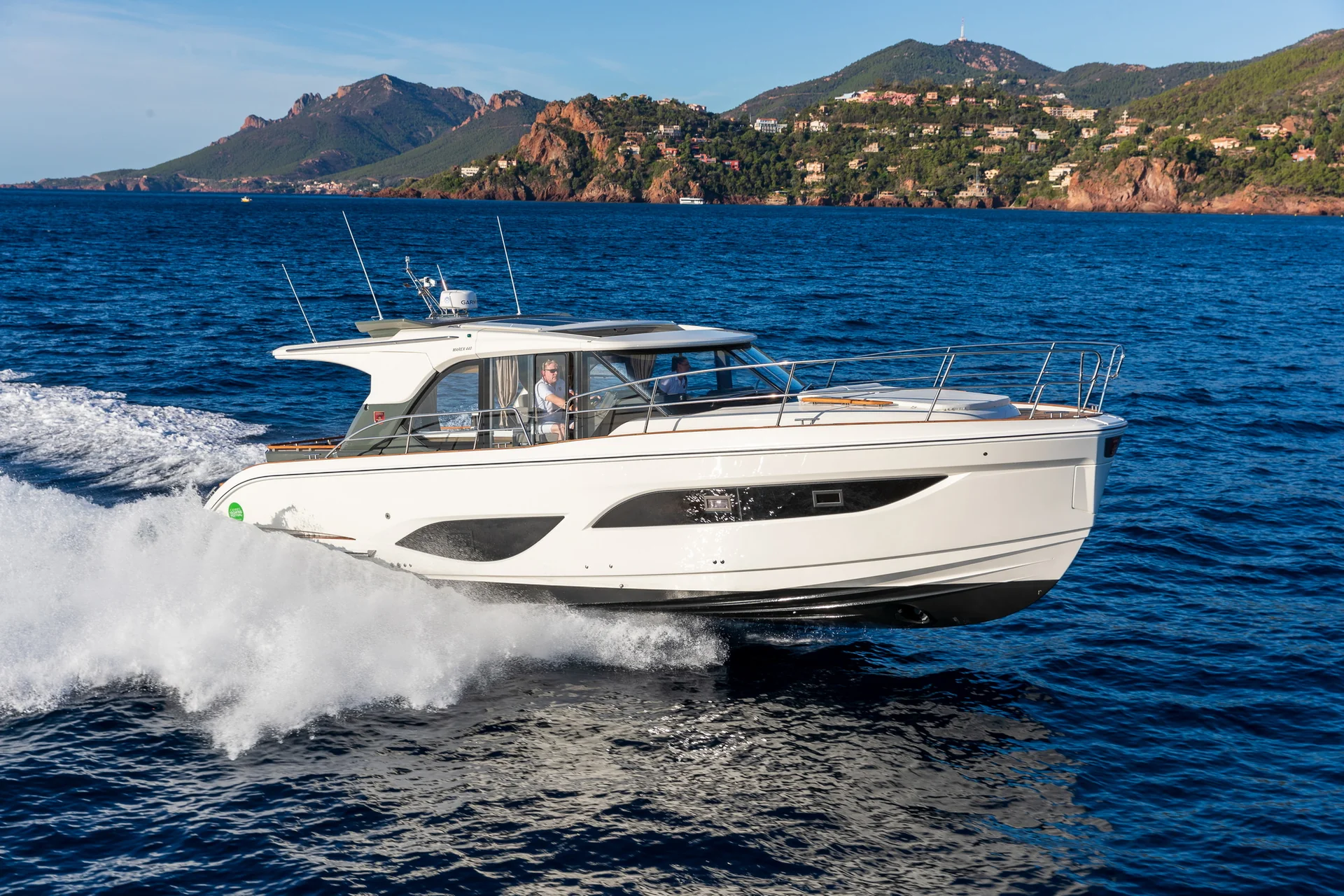 MAREX 440 Gourmet Cruiser running in open water
