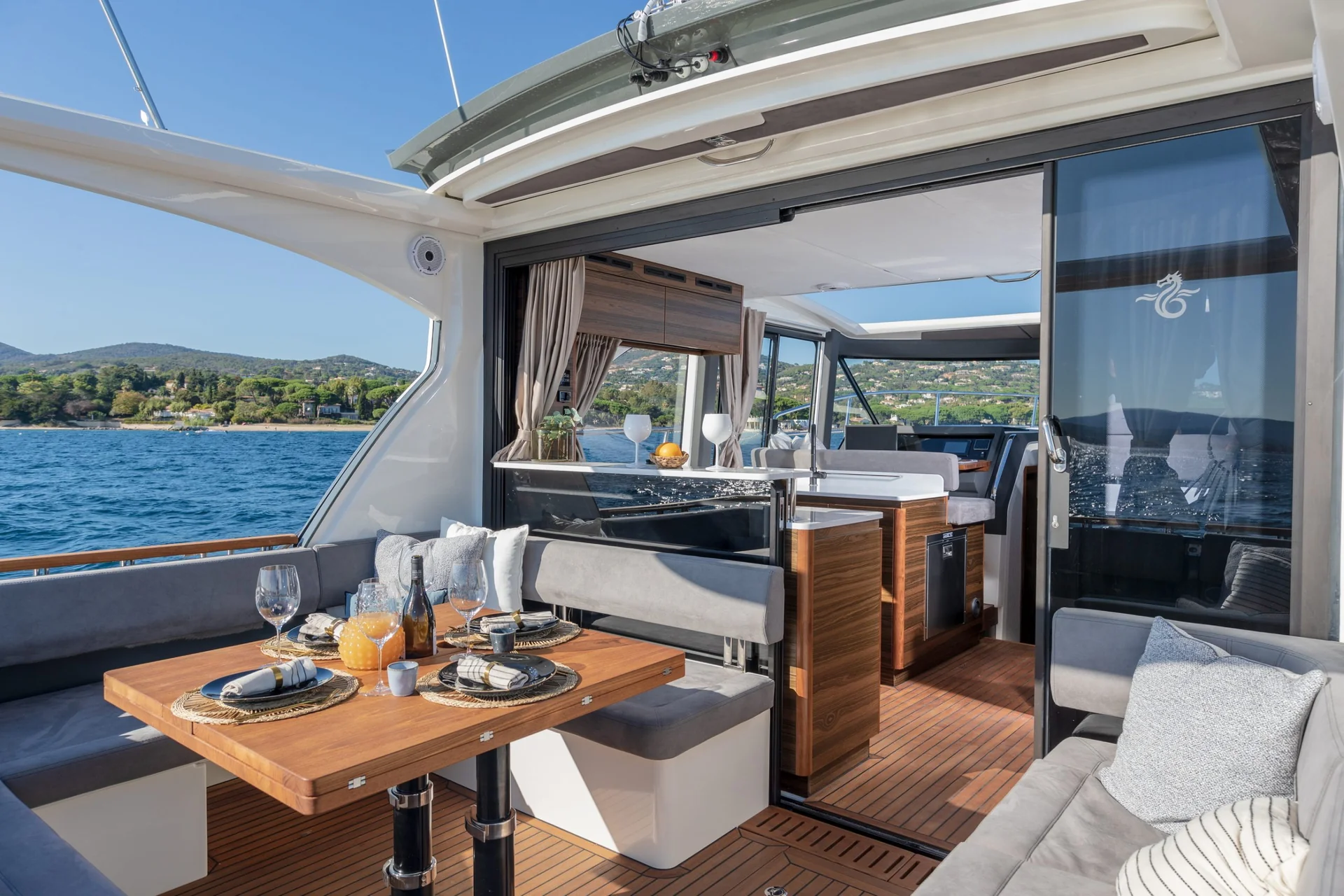 MAREX 440 Gourmet Cruiser Cockpit and salon united
