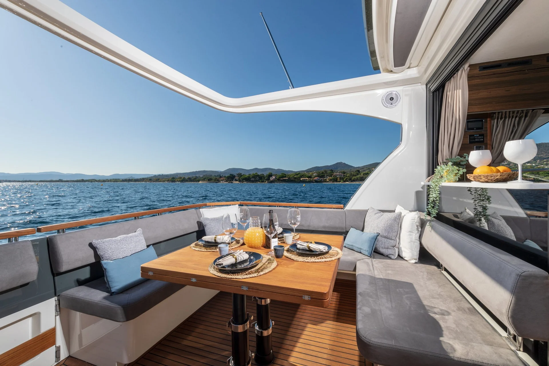 MAREX 440 Gourmet Cruiser interior photograph 30