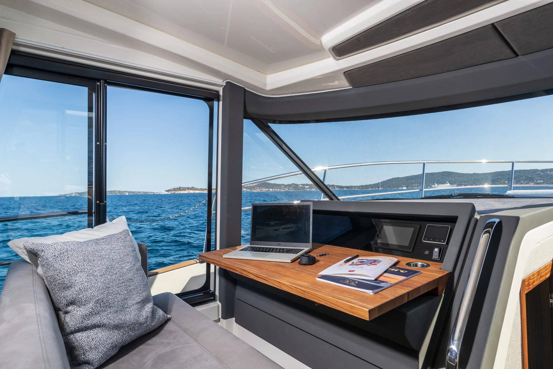MAREX 440 Gourmet Cruiser interior photograph 35
