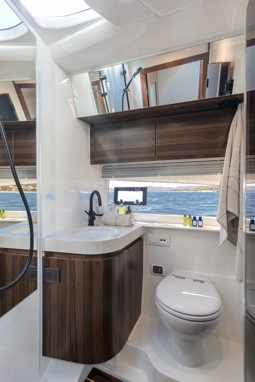 MAREX 440 Gourmet Cruiser Two proper bathrooms