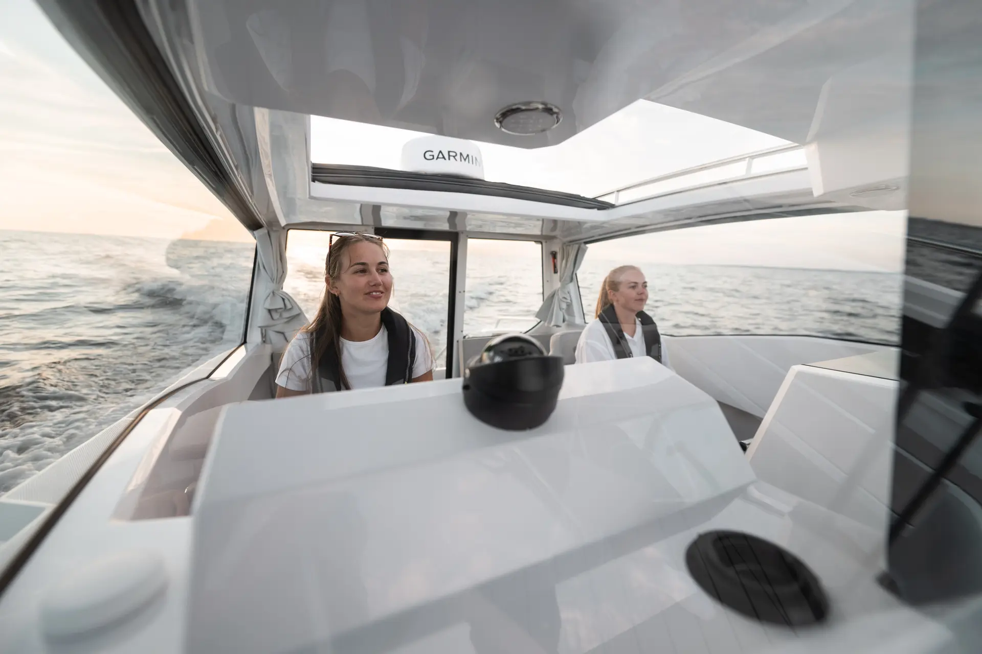 Nordkapp Coupe 780 wheelhouse cabin and interior image 10
