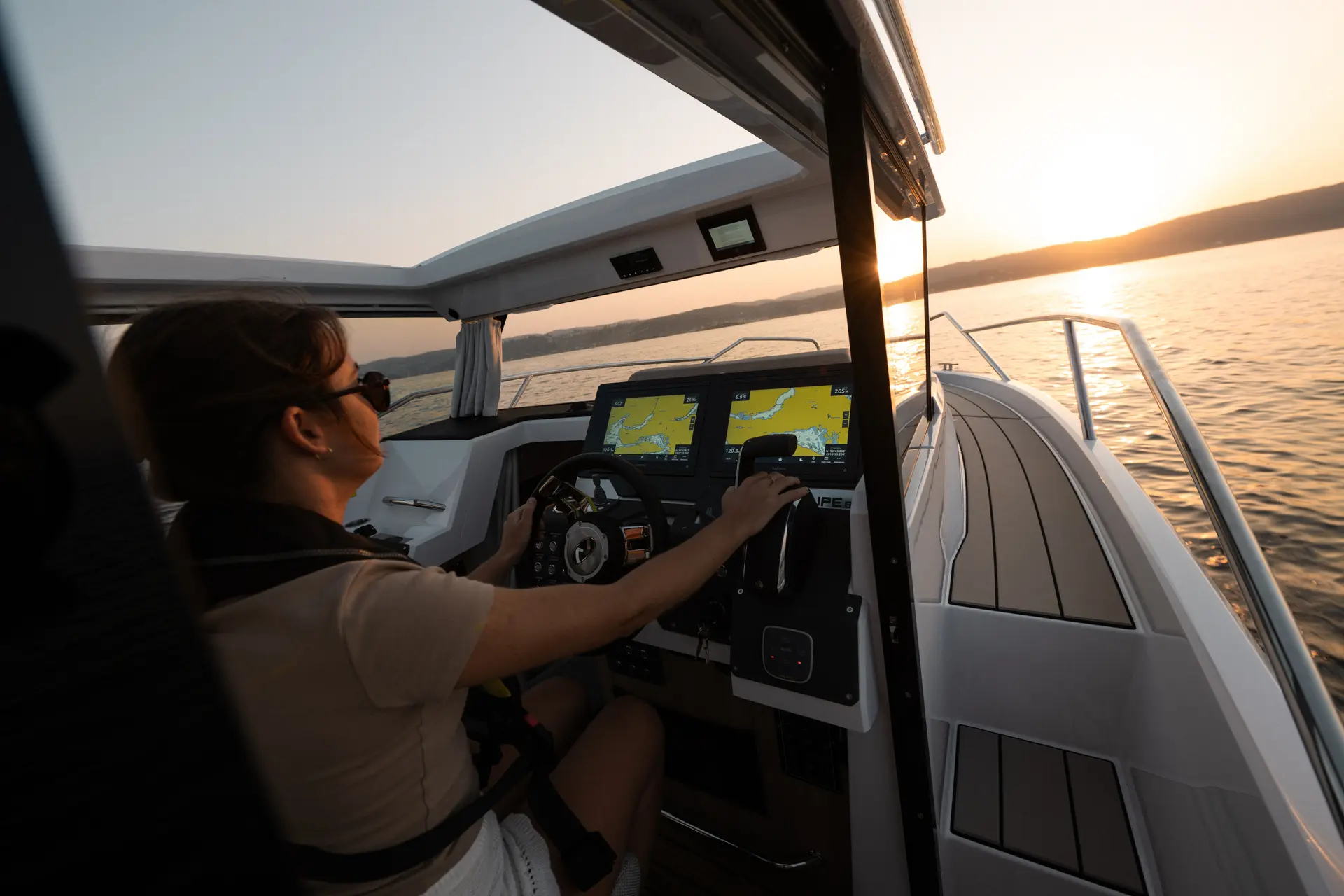Coupe 830 commanding helm