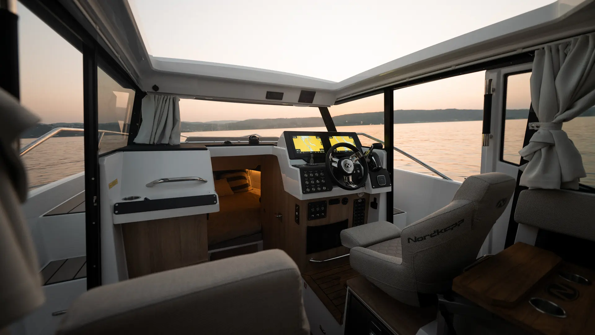 Coupe 830 enclosed wheelhouse