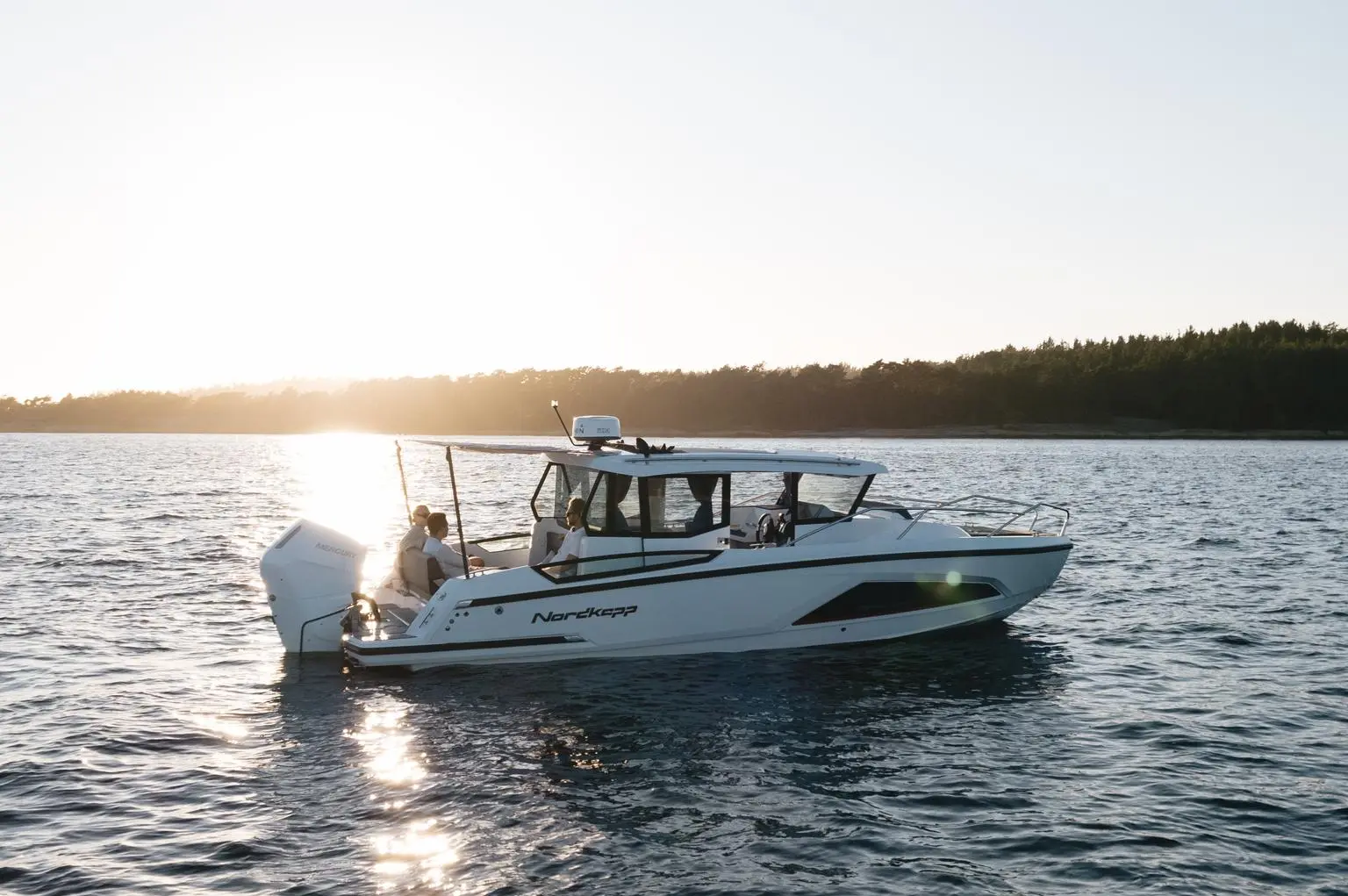 Nordkapp Coupe 830 exterior performance and deck image 14