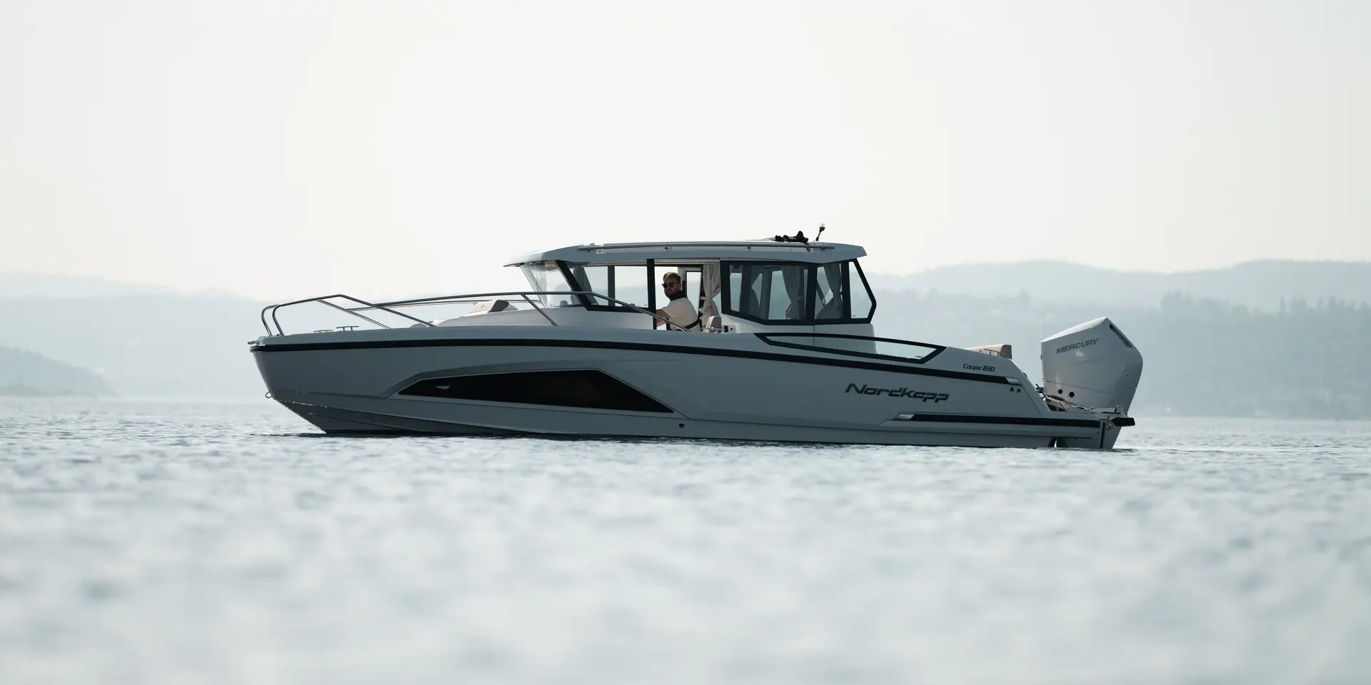 Nordkapp Coupe 830 exterior performance and deck image 21