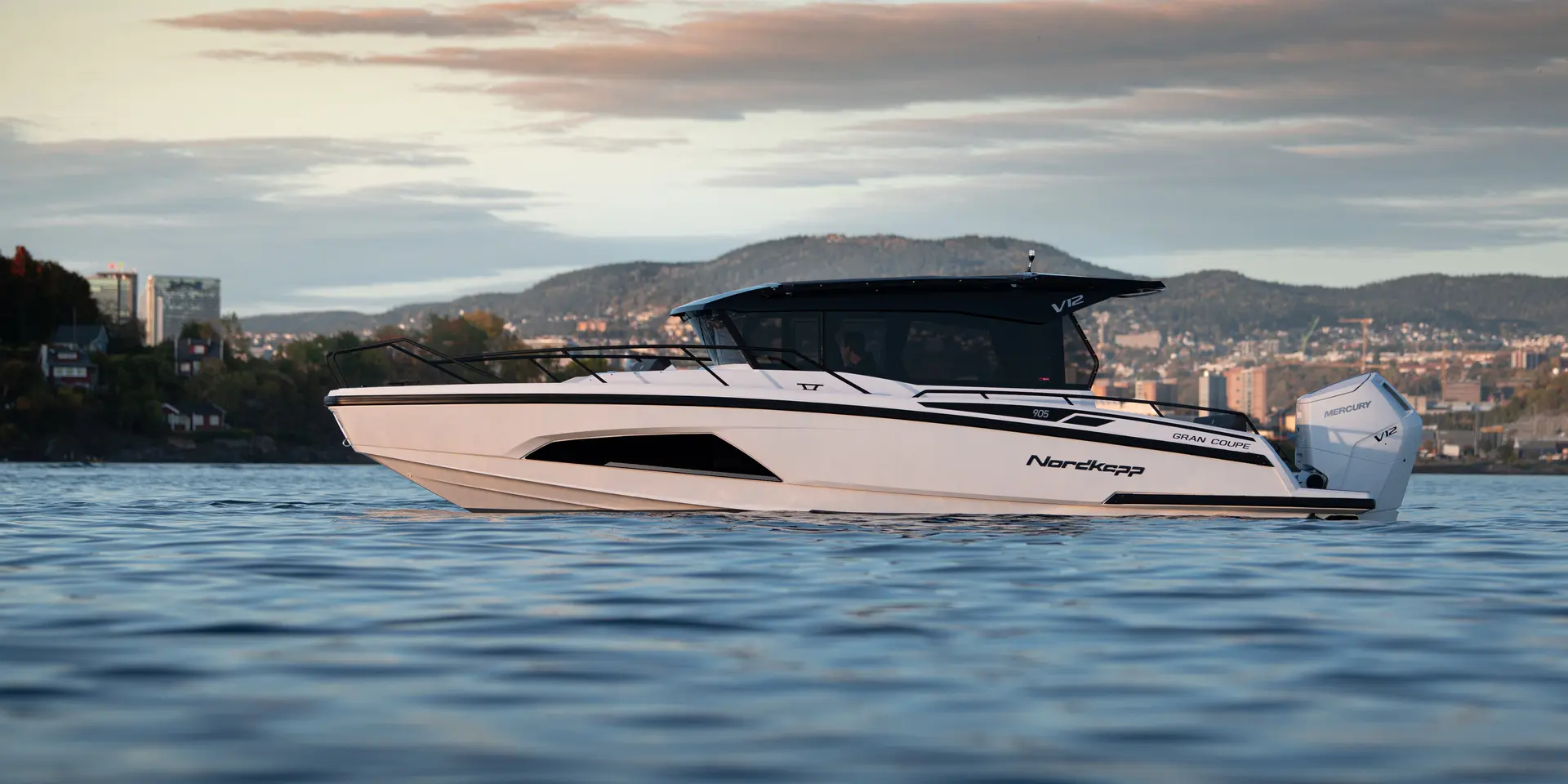 Nordkapp Coupe 905 V12 exterior performance and deck image 2