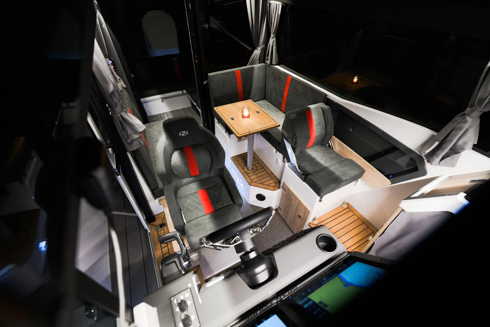Coupe 905 V12 distinctive v12 interior