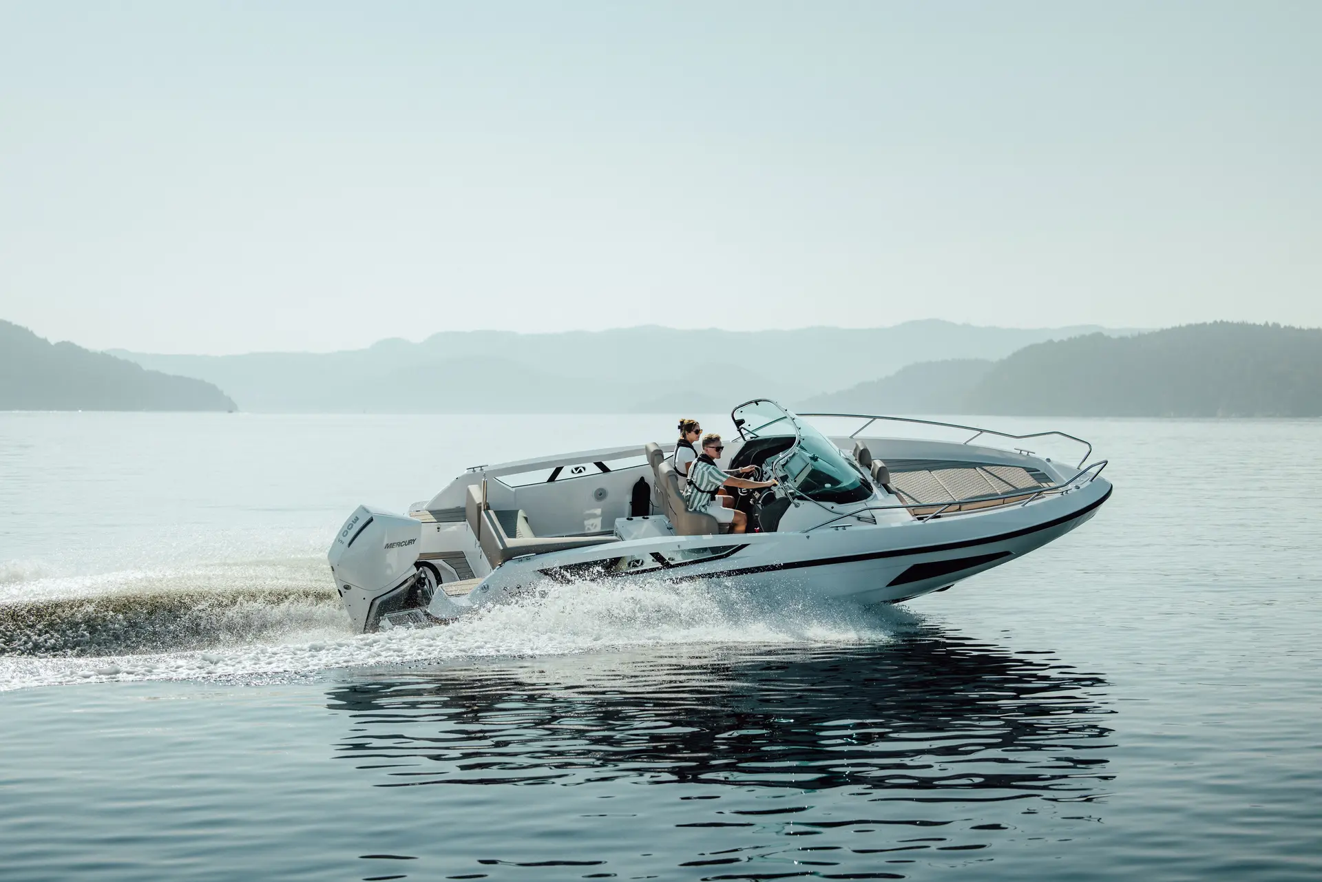 Nordkapp Enduro 805 exterior performance and deck image 2