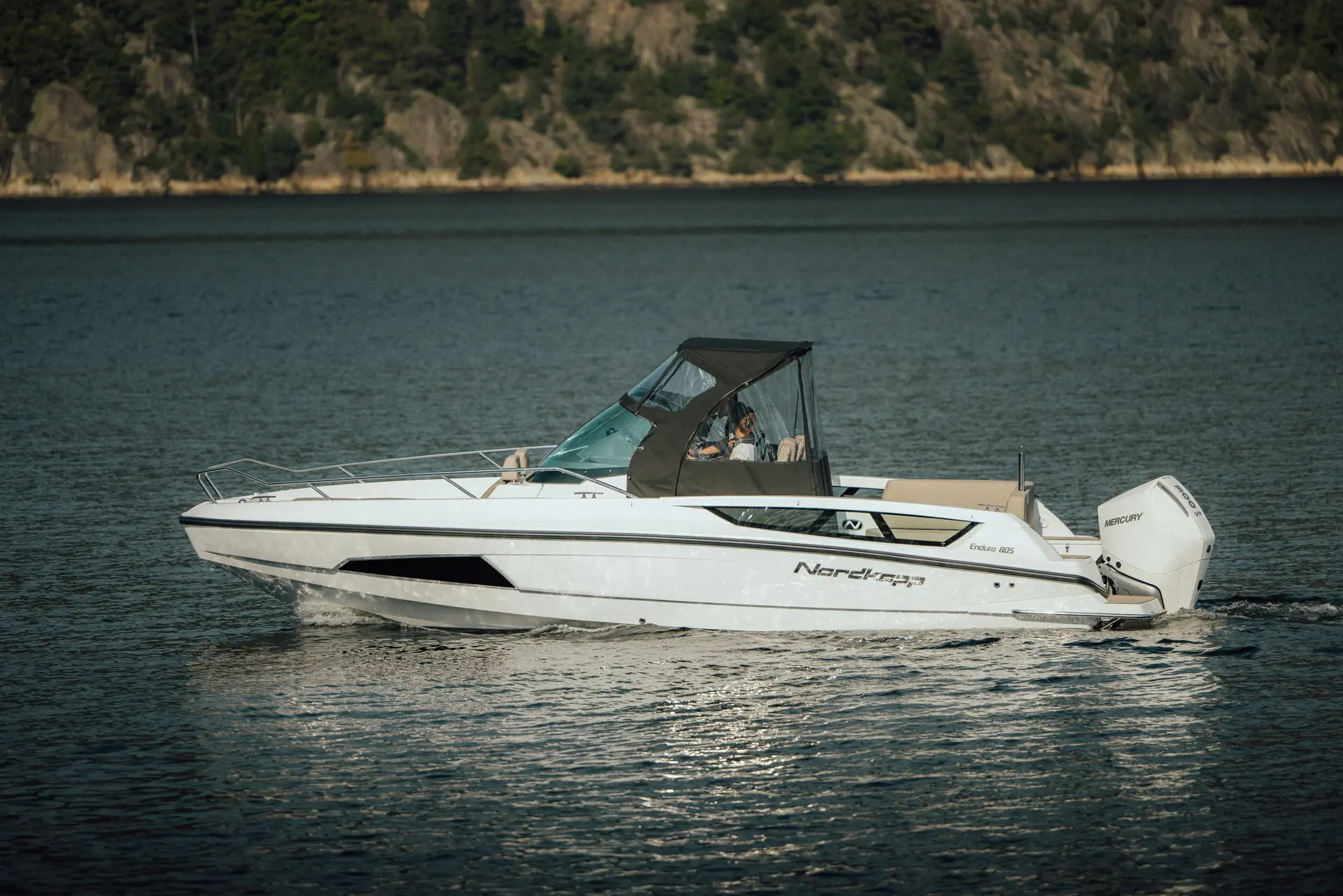 Nordkapp Enduro 805 exterior performance and deck image 3