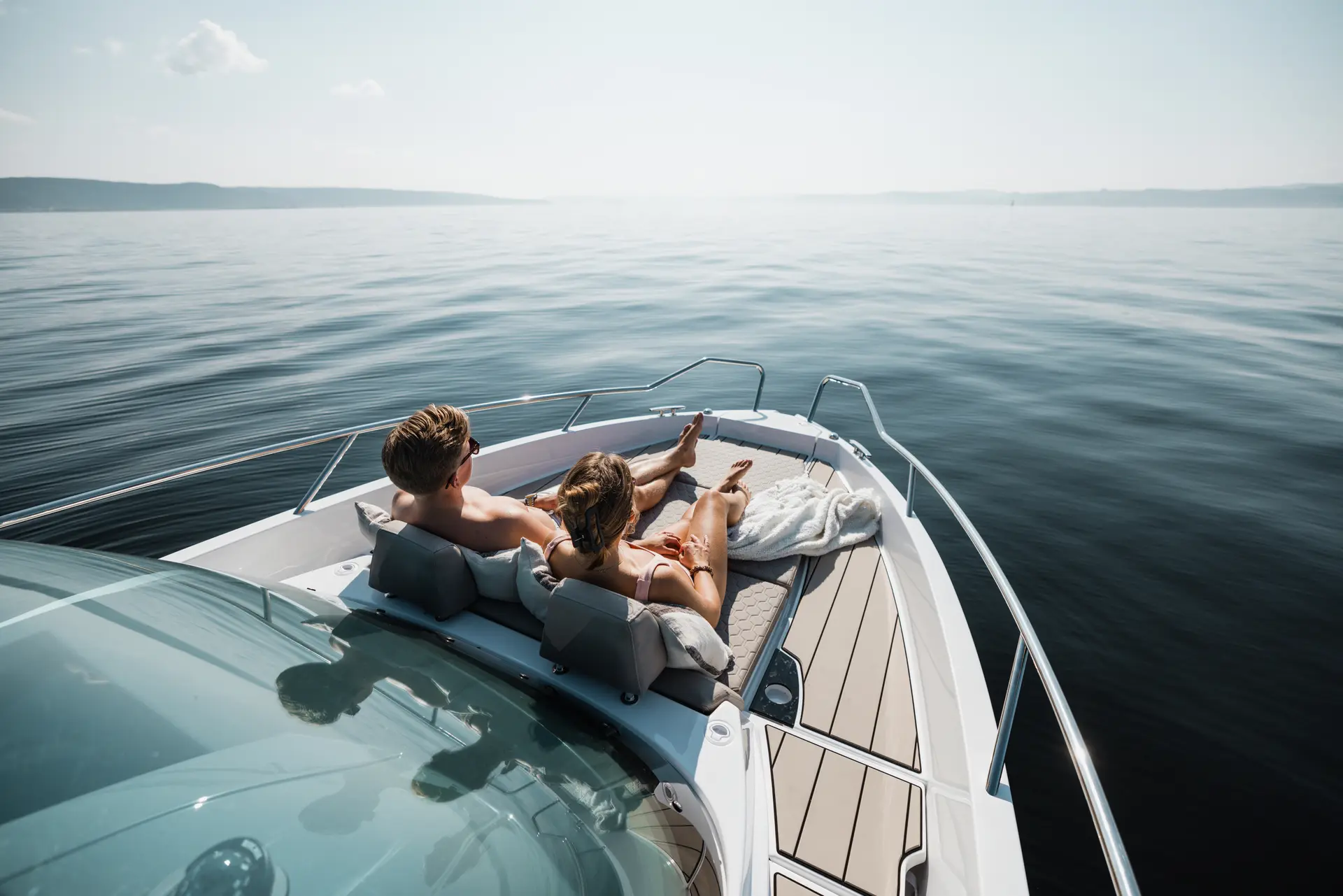 Enduro 805 generous bow sunbed