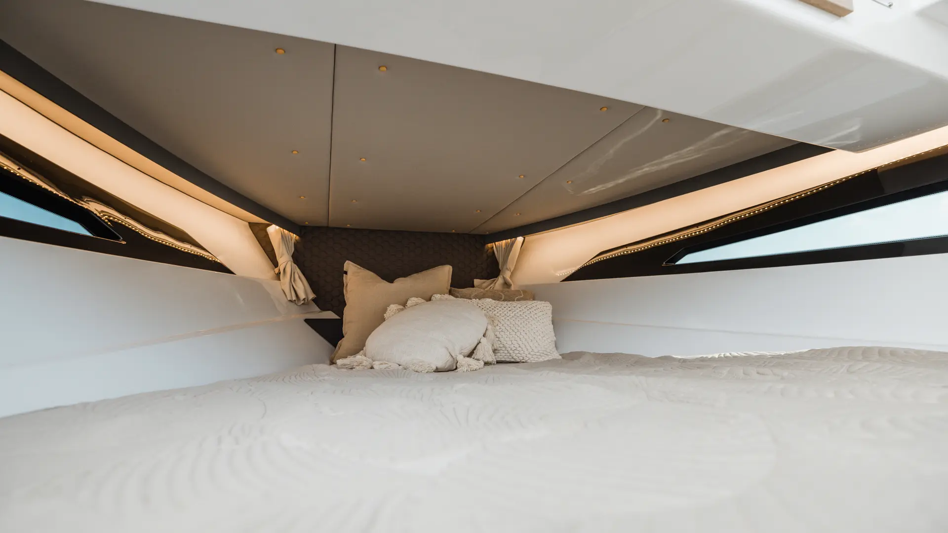 Nordkapp Enduro 805 interior cabin image 14