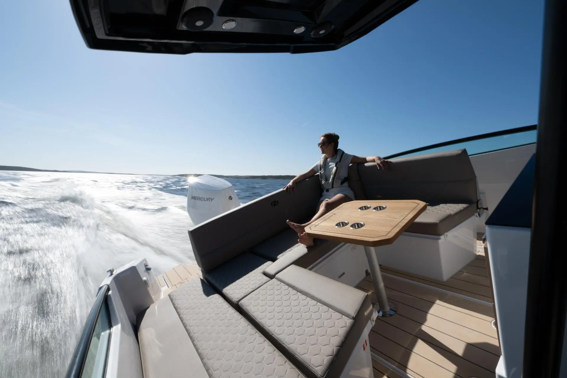 Nordkapp Enduro 830 exterior performance and deck image 15