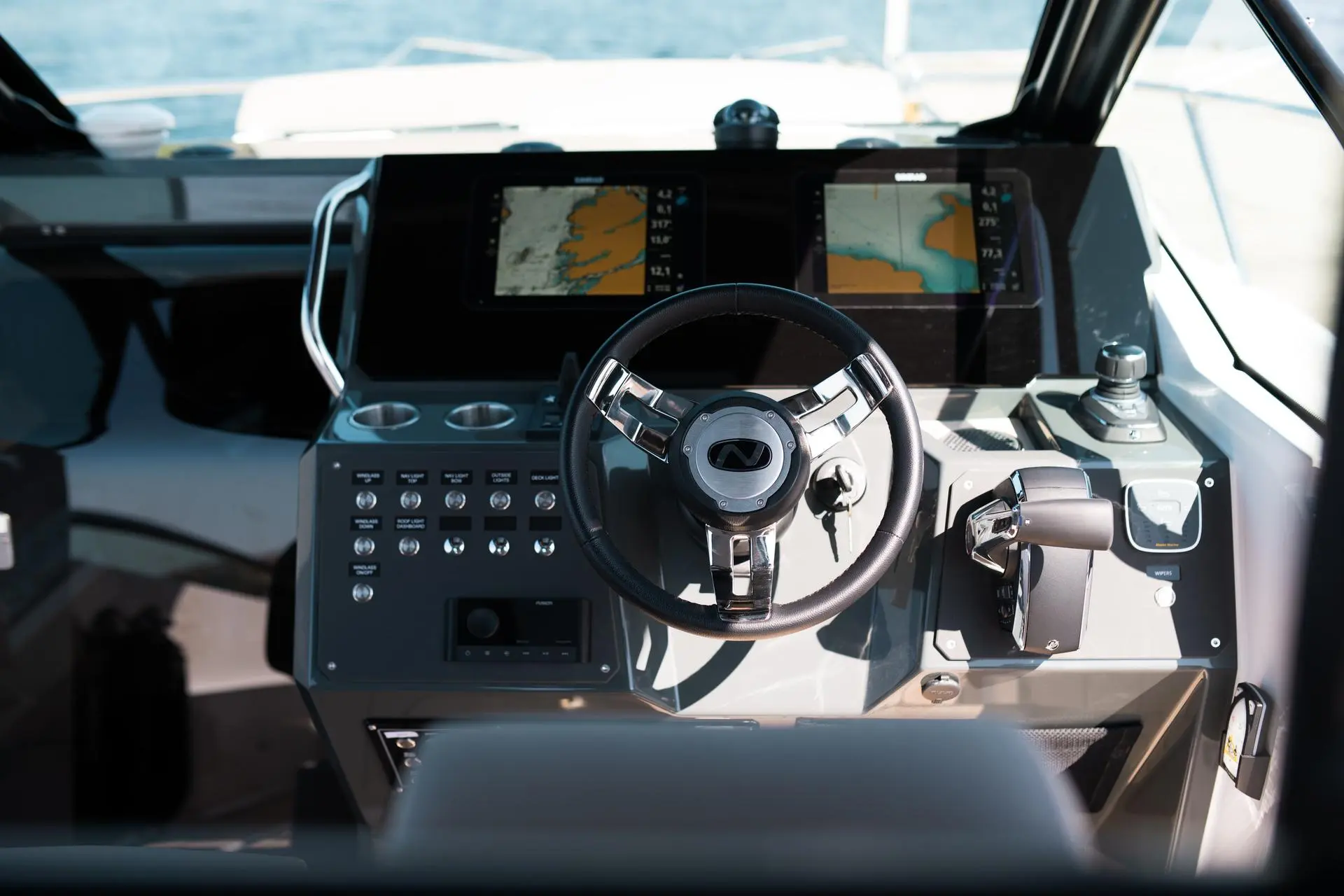 Enduro 830 commanding helm