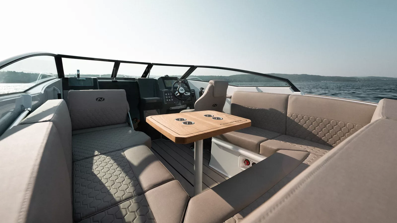 Noblesse 660 social aft cockpit
