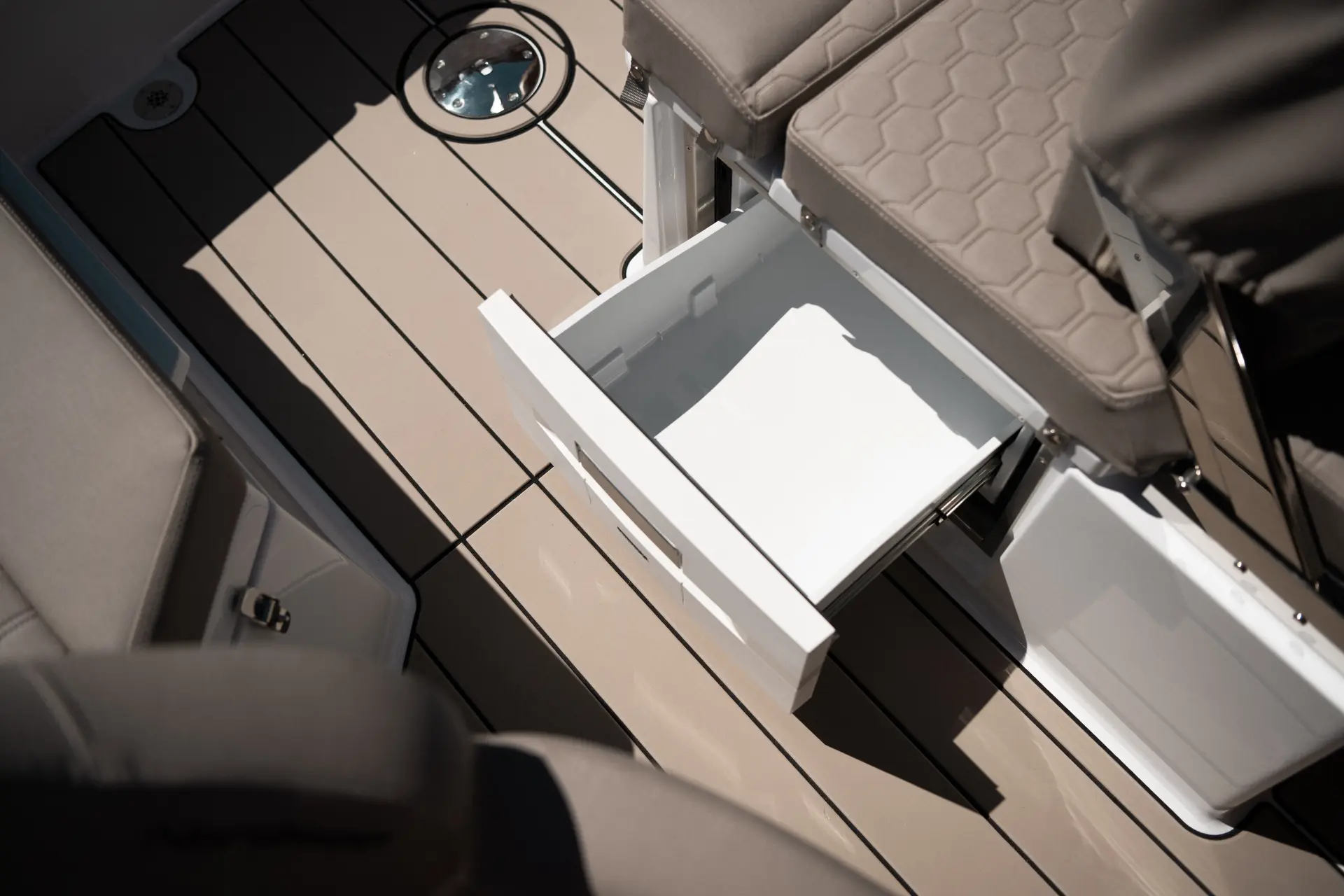 Nordkapp Noblesse 720 exterior performance and deck image 9