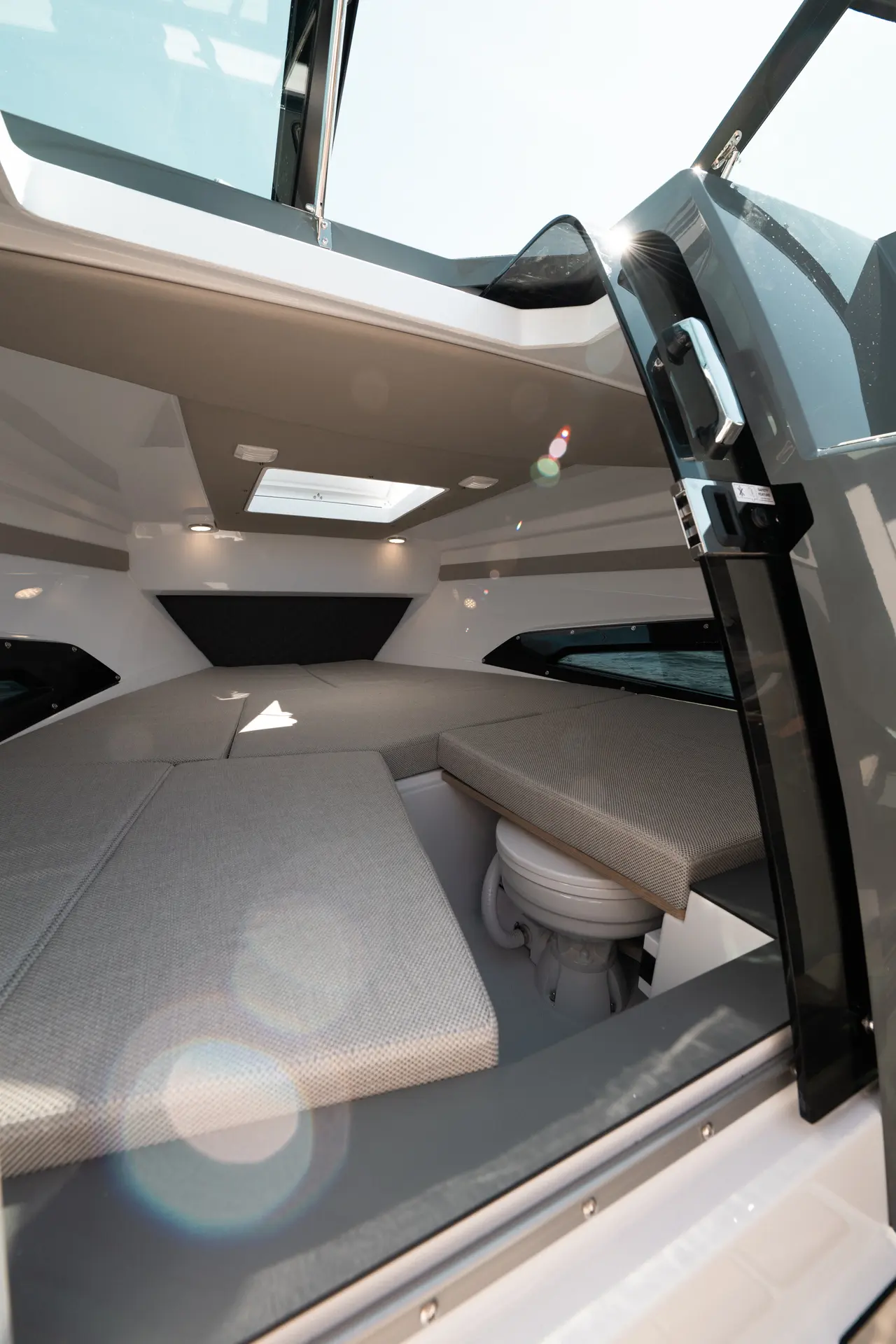 Nordkapp Noblesse 720 interior cabin image 10