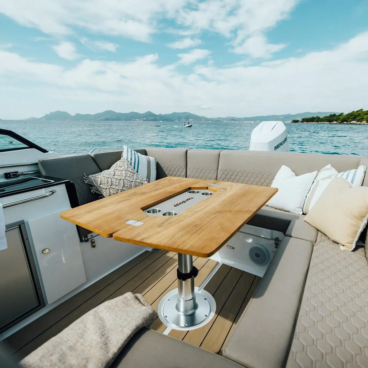 Noblesse 830 sociable cockpit