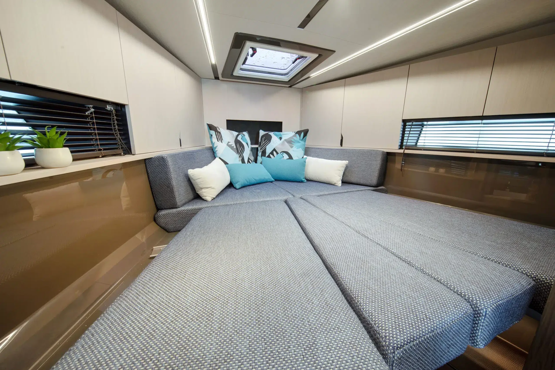 WINDY 40 CAMIRA RS interior 8