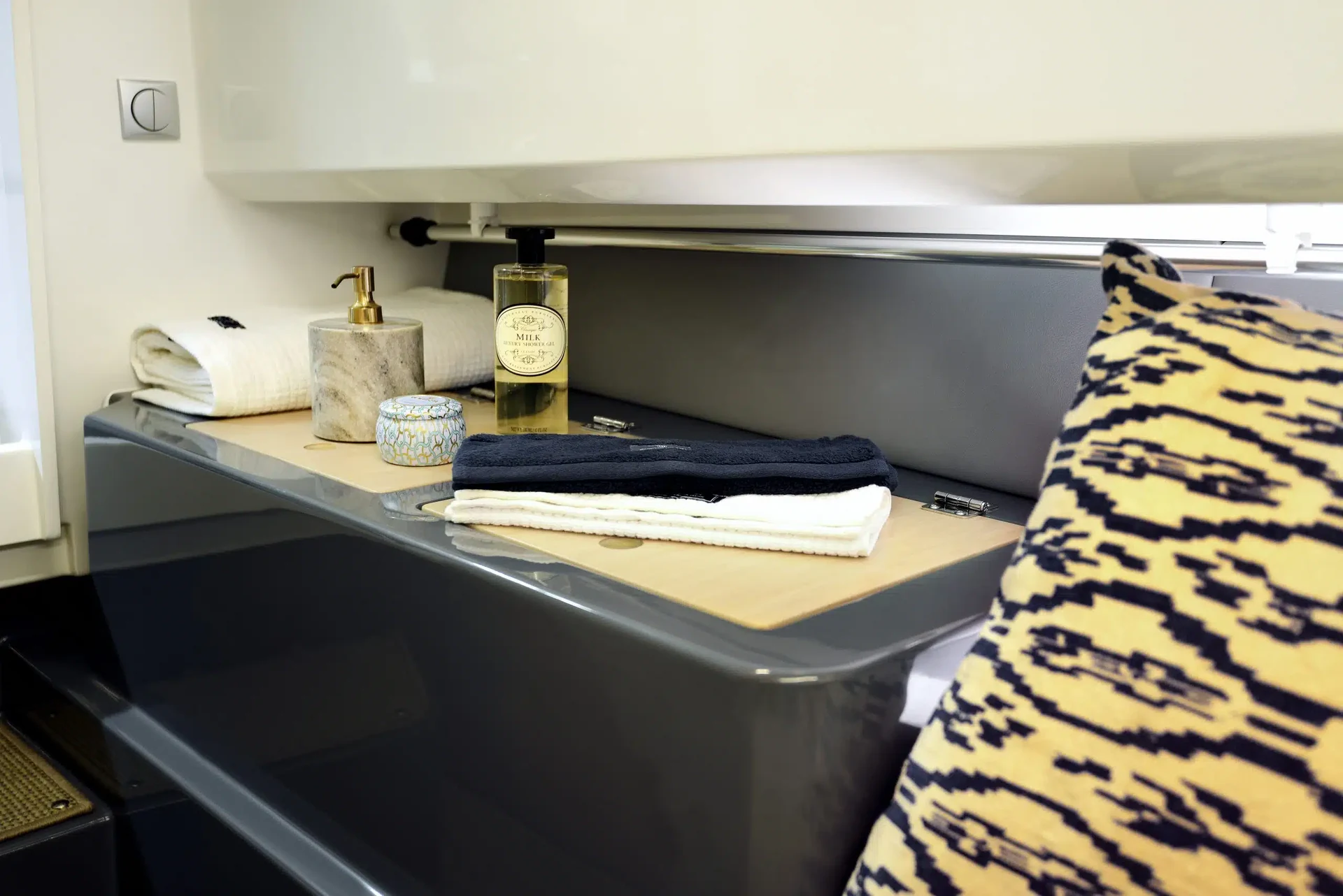 WINDY SR28 interior 3