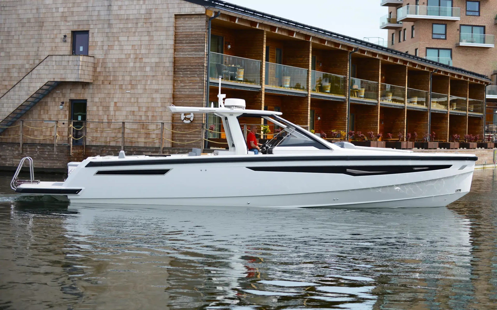 WINDY SR44 exterior 2